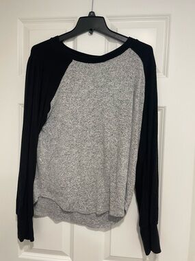 Evereve Black & Gray Raglan Pullover Sweatshirt